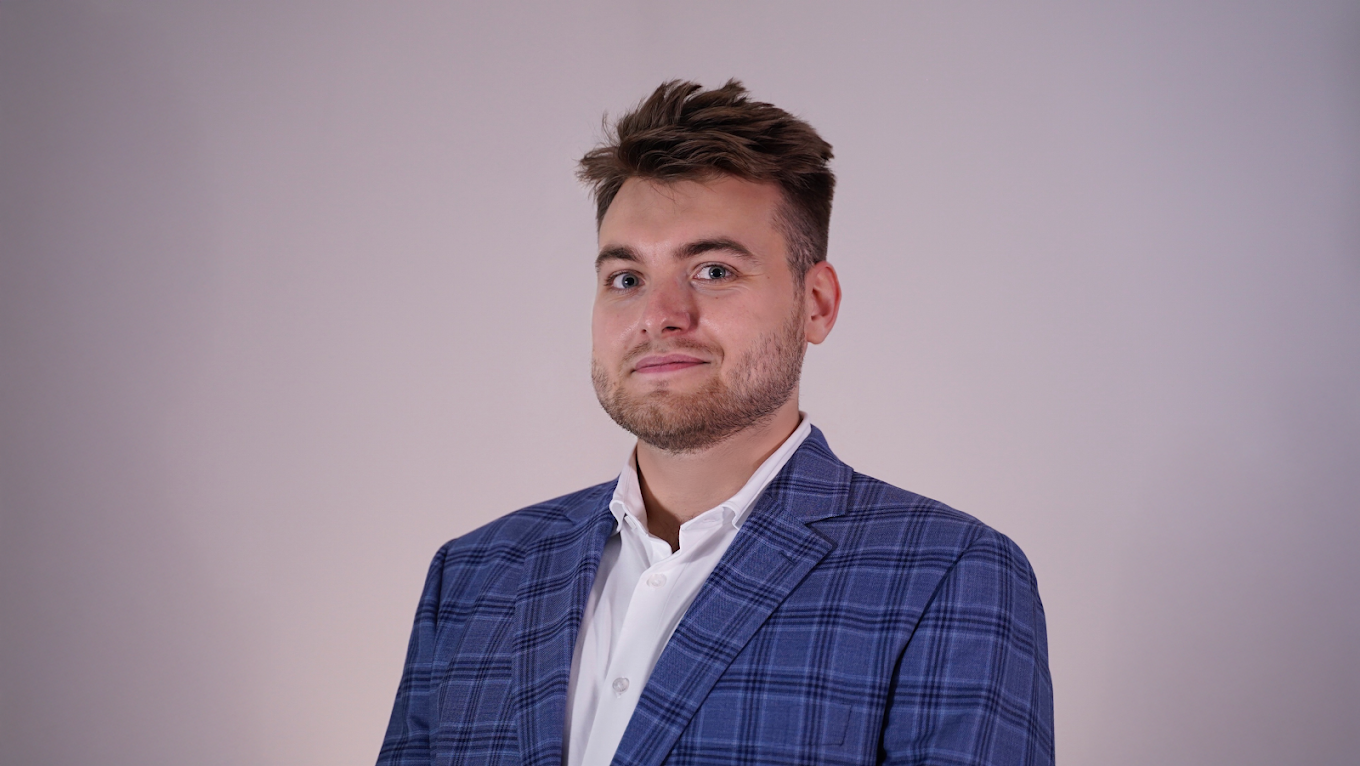 Łukasz Turczyn ekspert kredytowy i ubezpieczeniowy, szukający możliwie najkorzystniejszych i dostępnych ofert kredytów hipotecznych i gotówkowych dla lekarzy z Polski. 